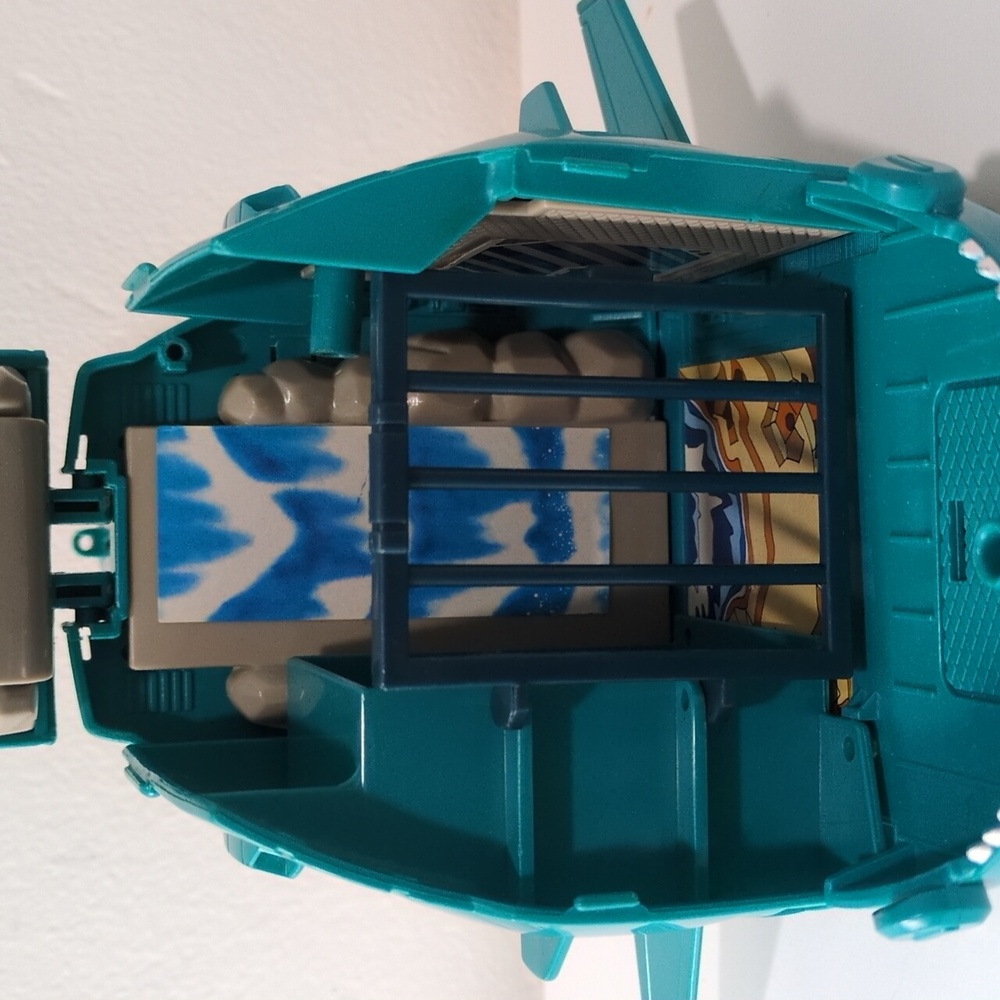 Vintage Battle Beast Shocking Shark Transport Station - Picture 4 of 10